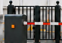 Barrière levante devant un portail